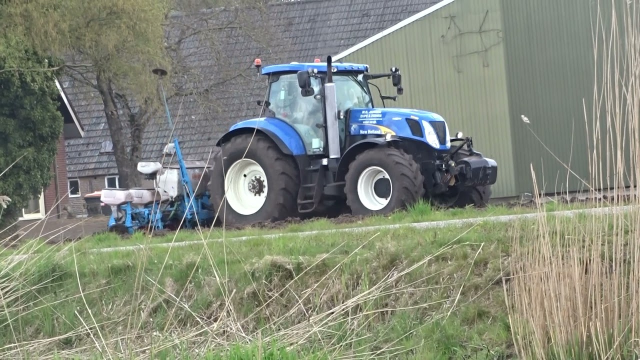 Jansen Eupe mais zaaien met New Holland T7060 straight pipe