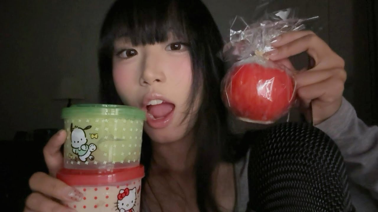 【00猪】轻语咀嚼音 | 平安果🎄和小蛋糕食音🍰| Whispering chewing sounds | Sounds of eating apples and mini cakes