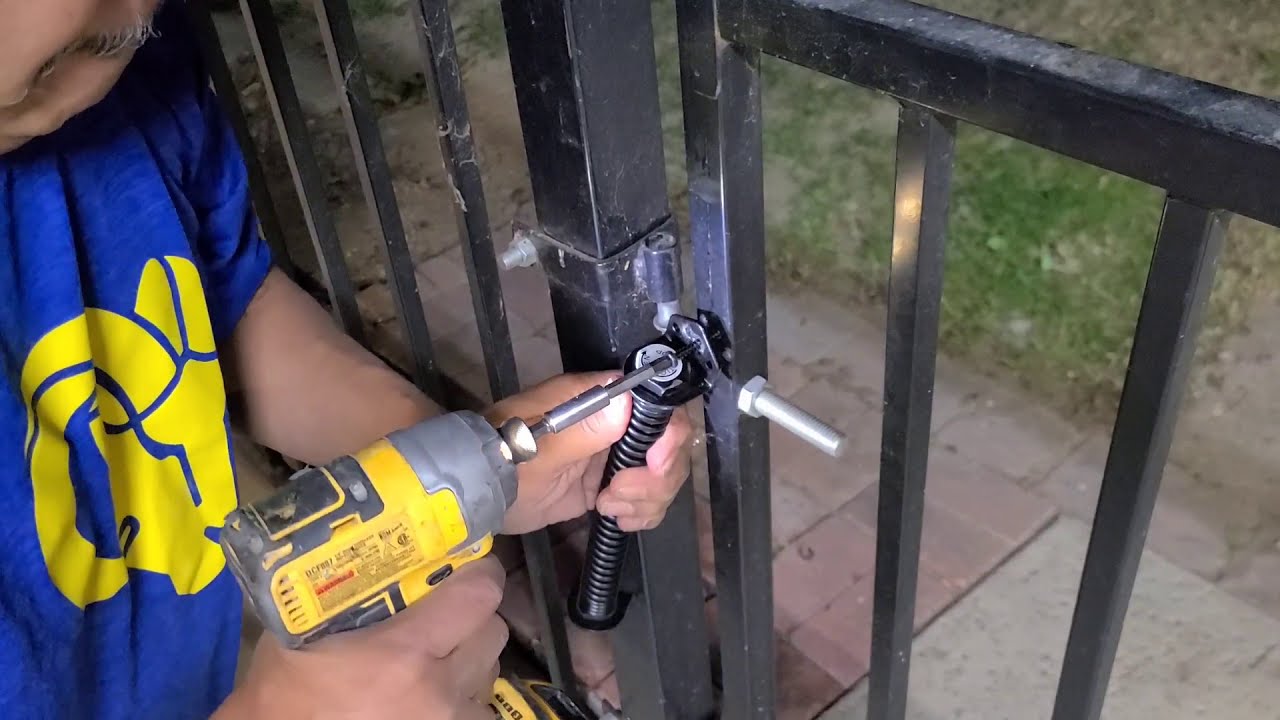 как установить пружину EVERBILT GATE SPRING изнутри ворот.