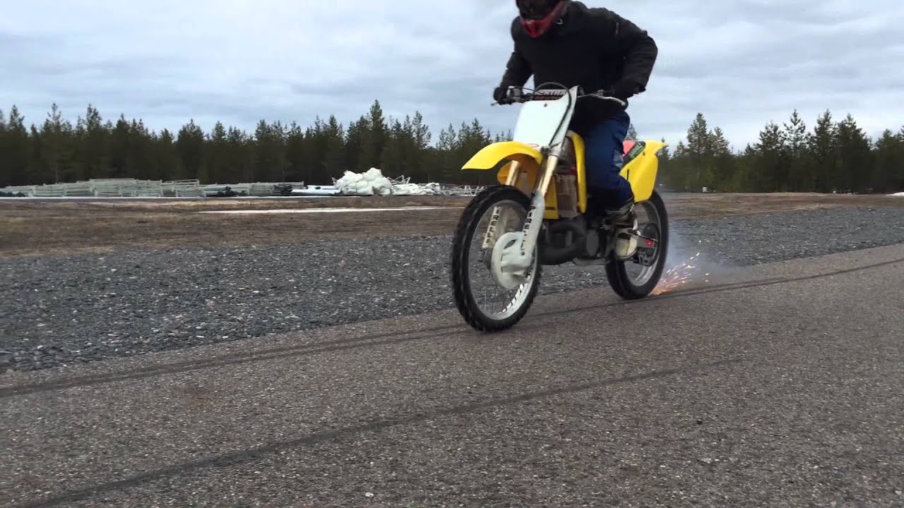 Suomi Enduro - Piikkirenkaiden ulosajo (Honda CR250 Burnout with spike tyres)