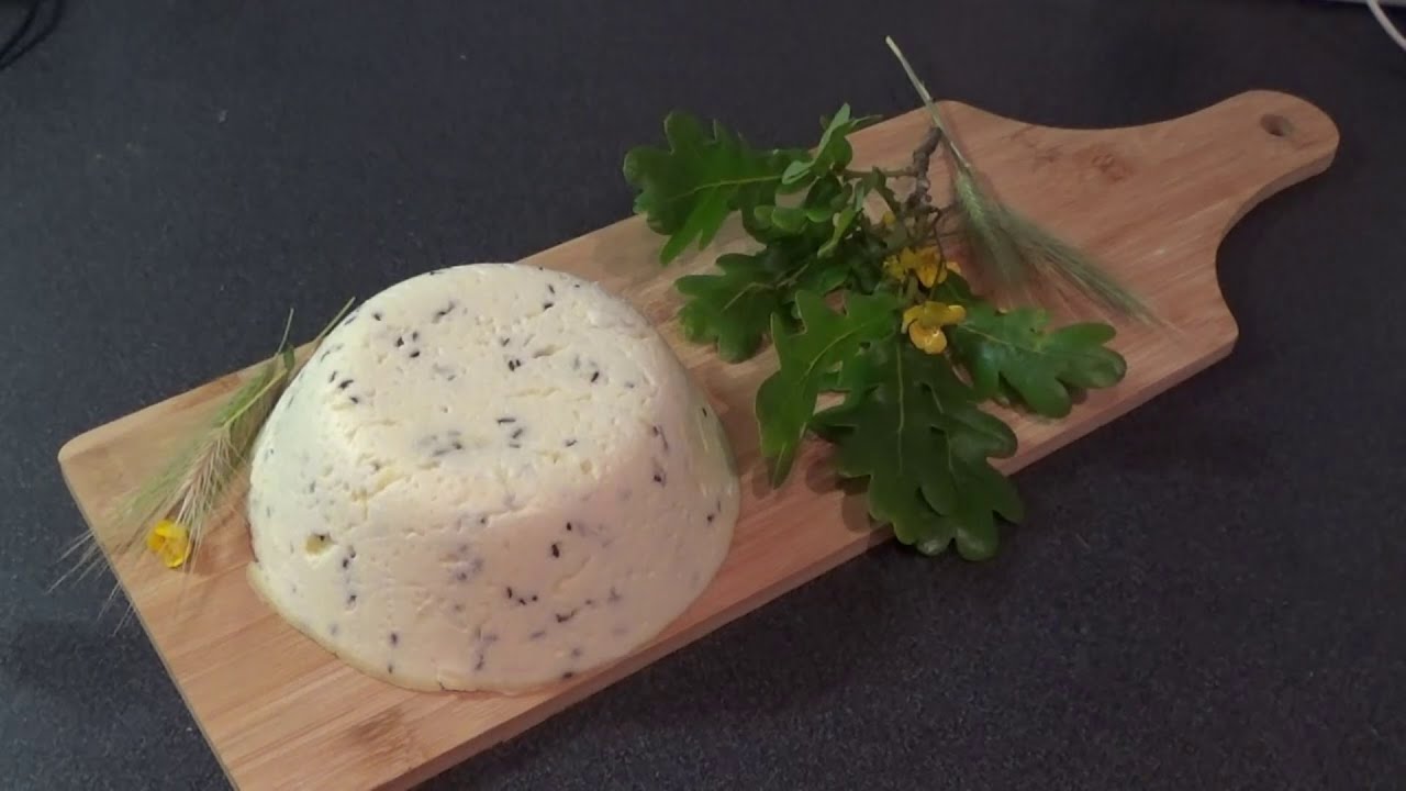 Ķimeņu siers (Jāņu siers).Caraway cheese.