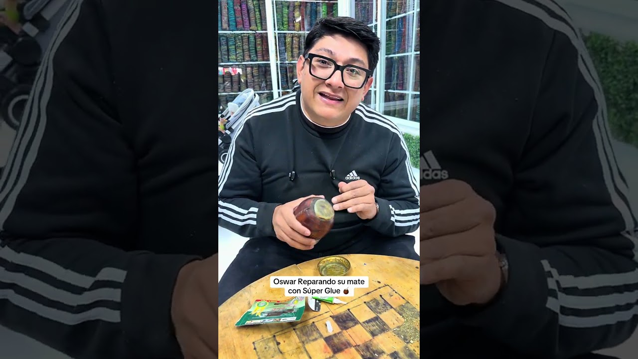 Oswar Reparando su mate con Súper Glue 🧉