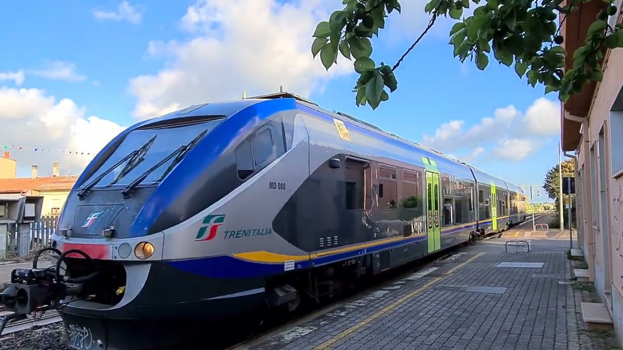 Treno / train / minuetto Cagliari Olbia . Stazione di Marrubiu