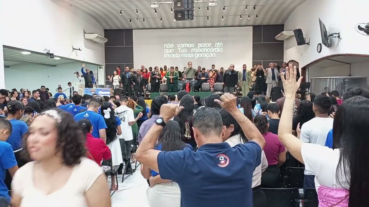 Culto de jovens no templo central da cidade nova 