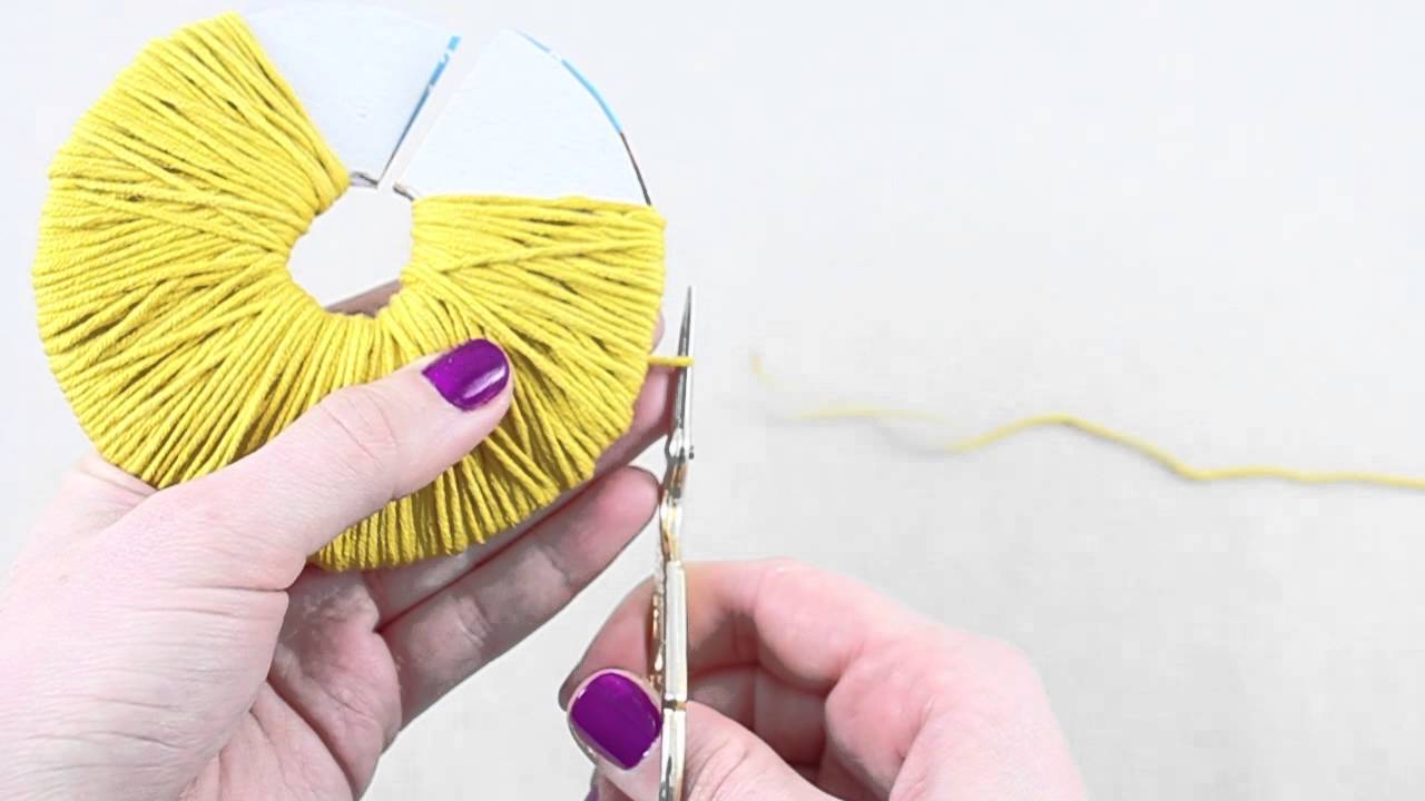 Simple Stylish Stricken - Tutorial: Strickkurs Technik 10: Pompons herstellen - mit Kartonscheiben