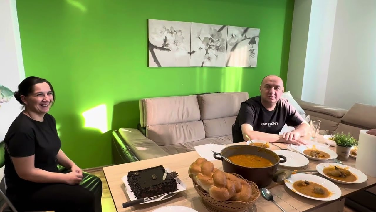 Am făcut la ziua lu Bogdan Fasolo cârnato chiro jambasu și tort ! Din partea lui Olga și Leo !