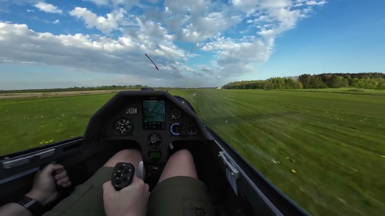 Ground effect demonstration while landing - Discus B landing in EKHM