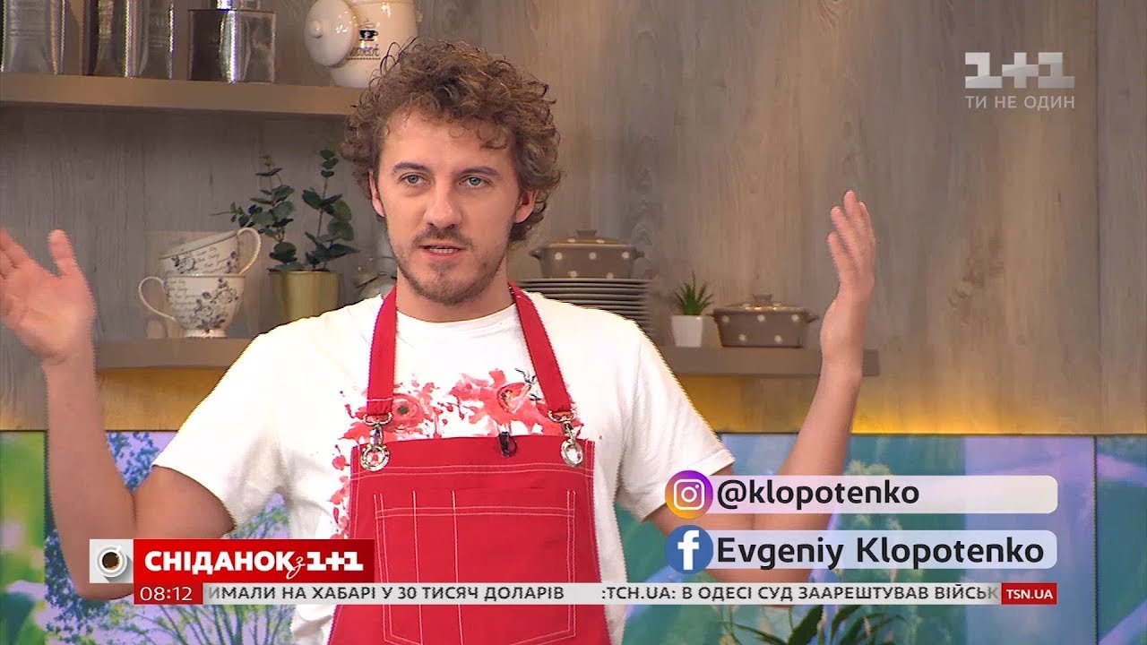 Евгений Клопотенко готовит суп из чечевицы с кинзой и тыквенными семечками