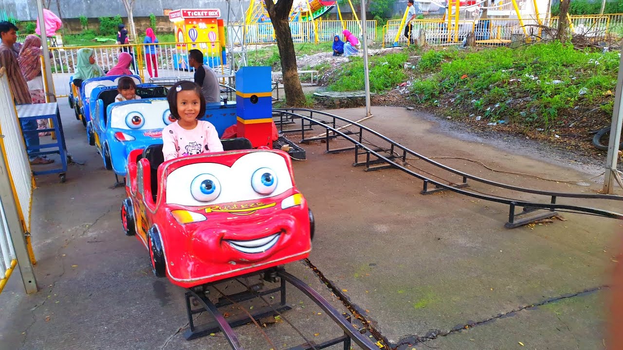 Jalan sore naik komedi putar di Cifest Carnival