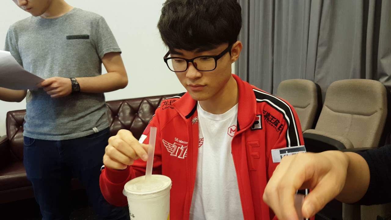LOL : Faker drank the Bubble Milk Tea for the first time in his life.