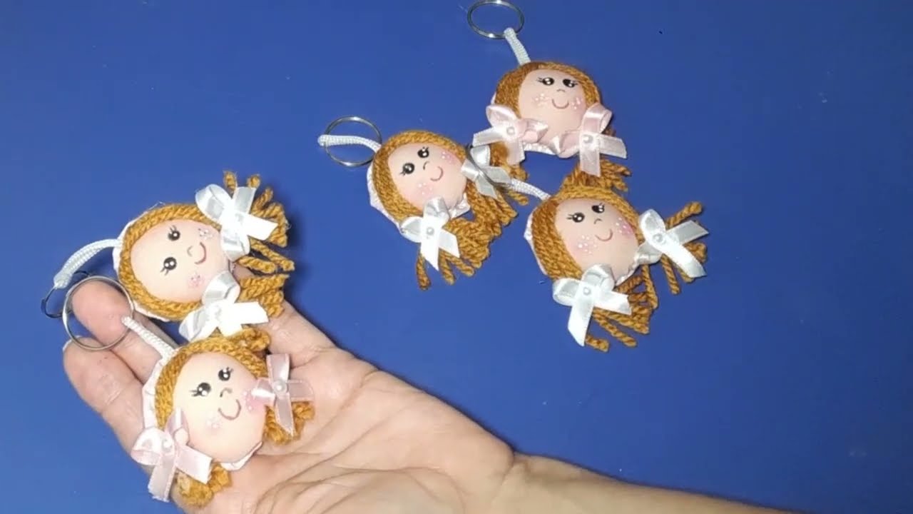 Chaveiro bonequinha de fuxico
