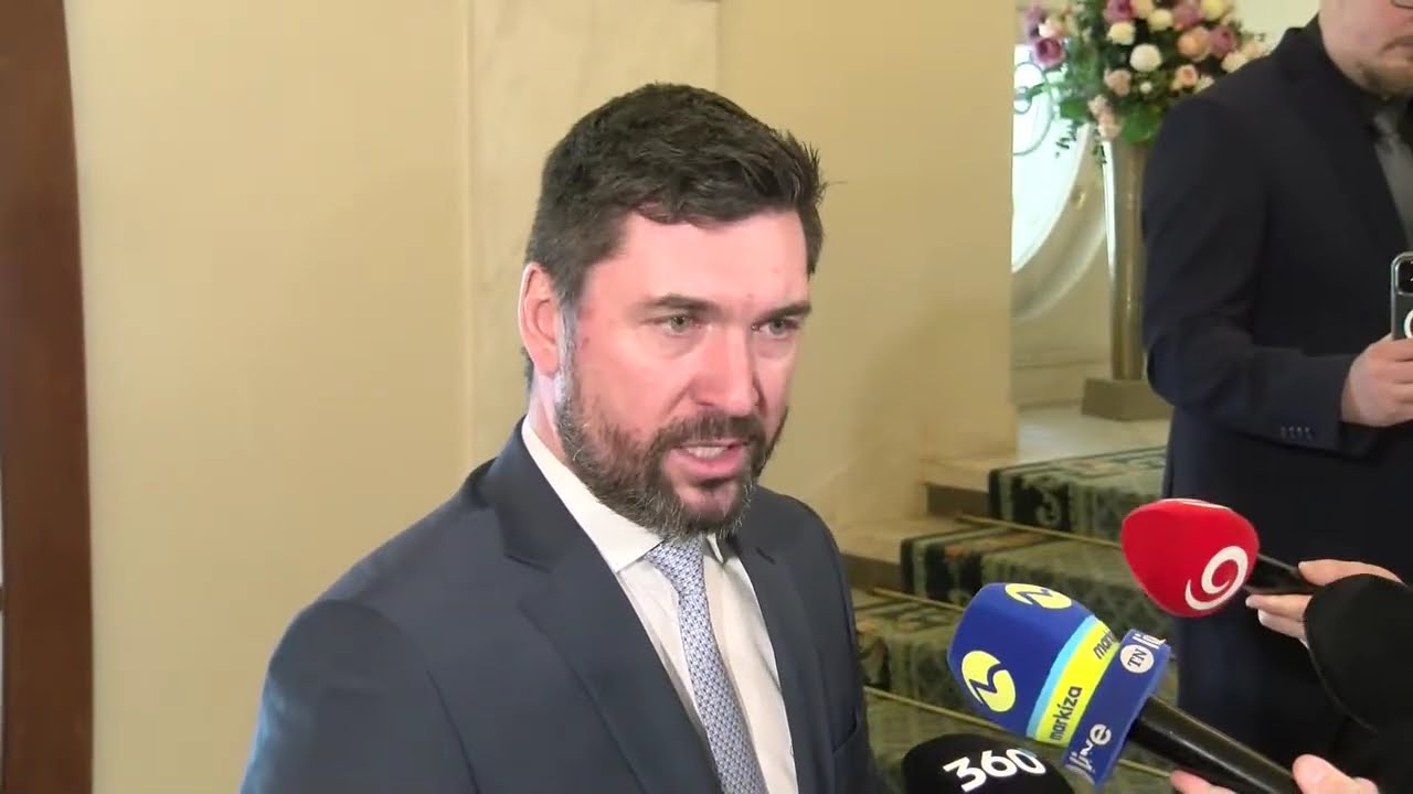 Tak&aacute;č reaguje na obvinenie Matečnej: P&yacute;tam sa, či pol&iacute;cia neprekr&yacute;va pre&scaron;ľapy opoz&iacute;cie