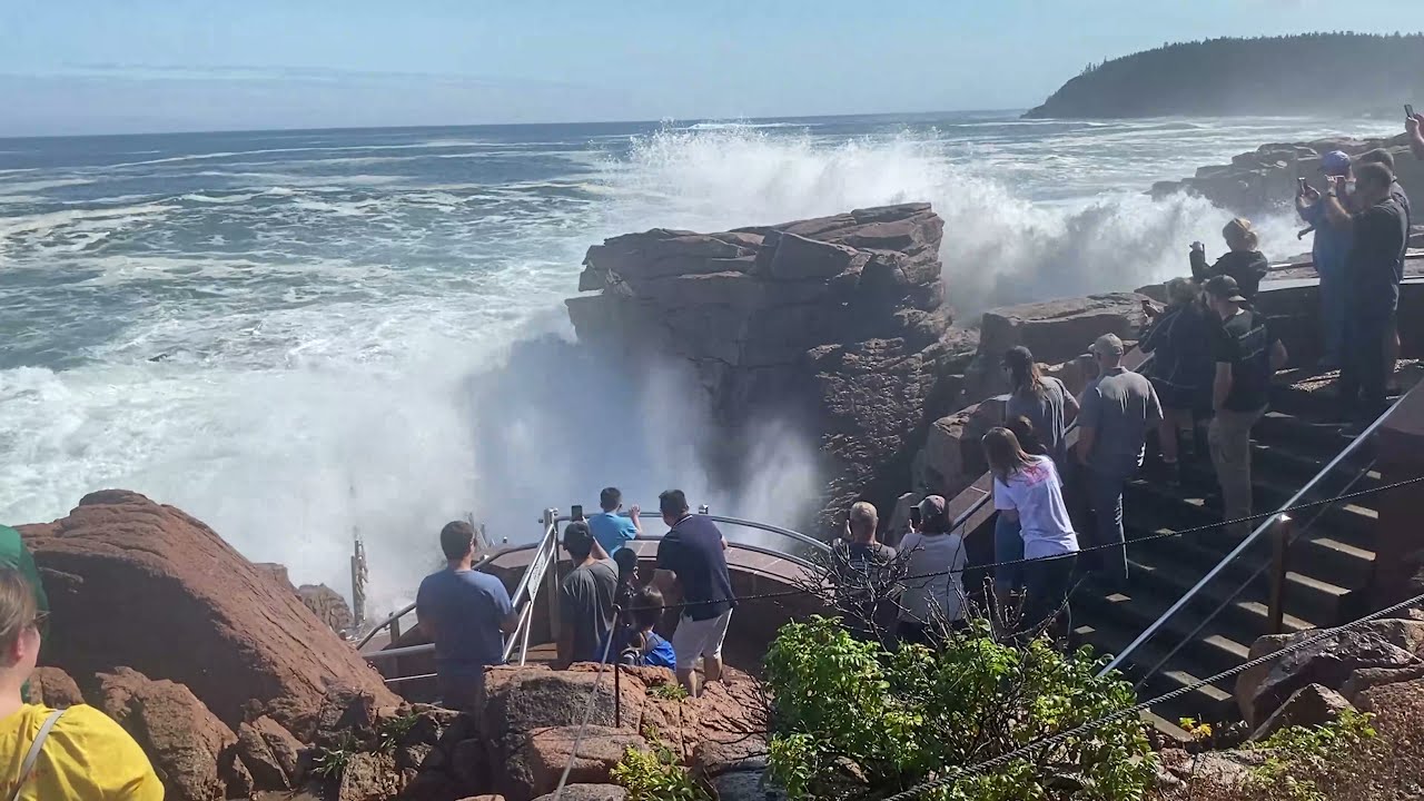 Thunder Hole @ Acadia National Park in Bar Harbor Maine // Massive Waves and Splashes