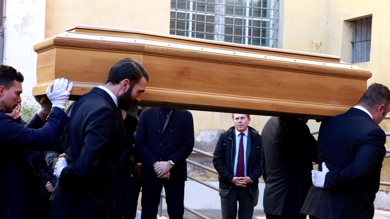 Arrivato il feretro di Sinisa Mihajlovic alla camera ardente in Campidoglio