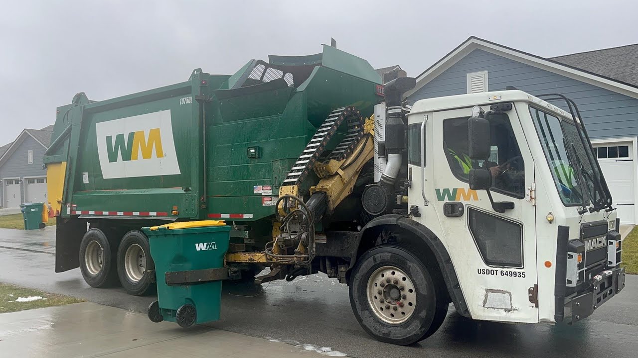 WM Ex Ray&rsquo;s Mack Heil Command SST Recycle Truck in Action!