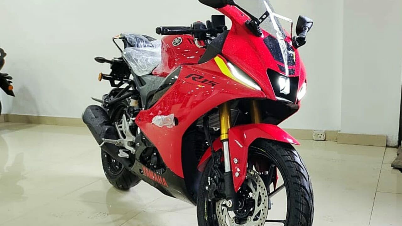 Yamaha r15v4 Detailed Review Red Colour || On Road Price || Exhaust Note || R15 V4 Red Colour
