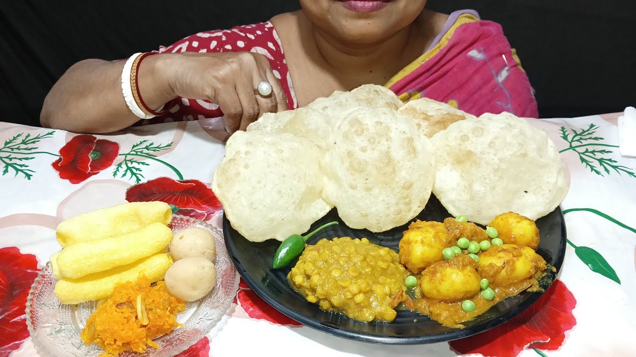 Eating Luchi,😍Alu dom,Cholar dal,Gajorer halua,Rosogolla,papad #skeatingshow 