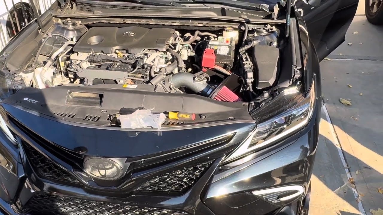 Установка системы холодного впуска AEM на Toyota Camry 2018-2024 годов… (ЗВУЧИТ БЕЗУМНО)