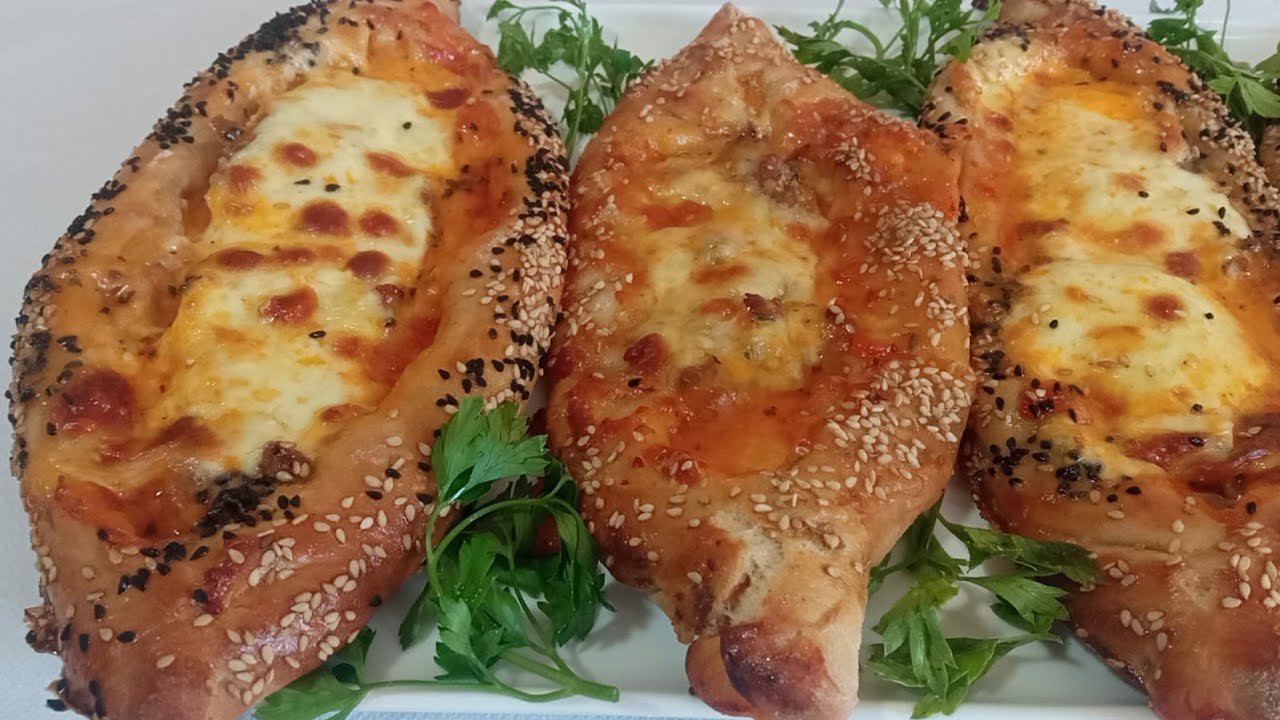 بيتزا القوارب التركية بالكفتة ألذ من المطاعم و بمكونات بسيطة و الاكيد انها ناجحة من اول مرة 👍😋
