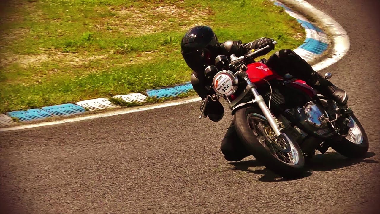 Royal Enfield on Speedway at Iron Bikers - Tendance Roadster