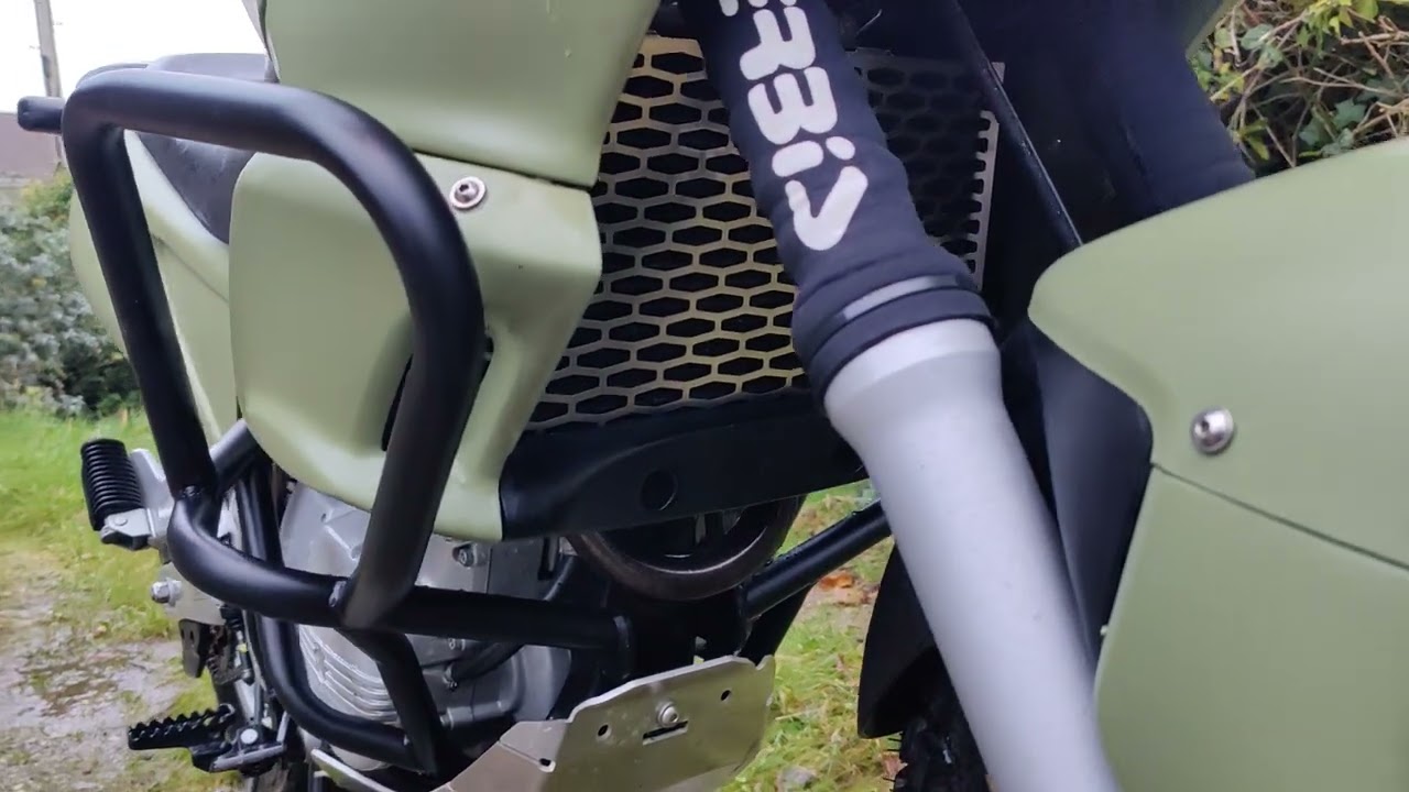 Aluminium skid plate and stainless radiatorguard on a BMW F650 Funduro