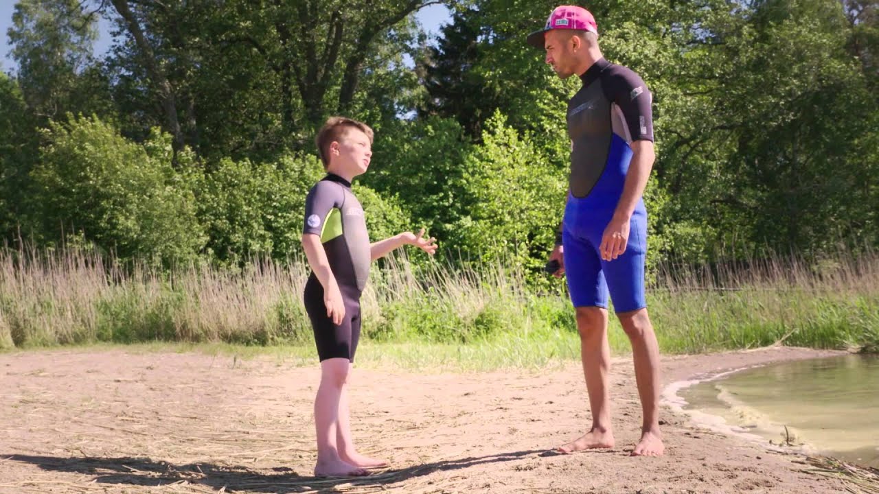Sean Banan går i sommarsimskola hos Svenska Livräddningssällskapets