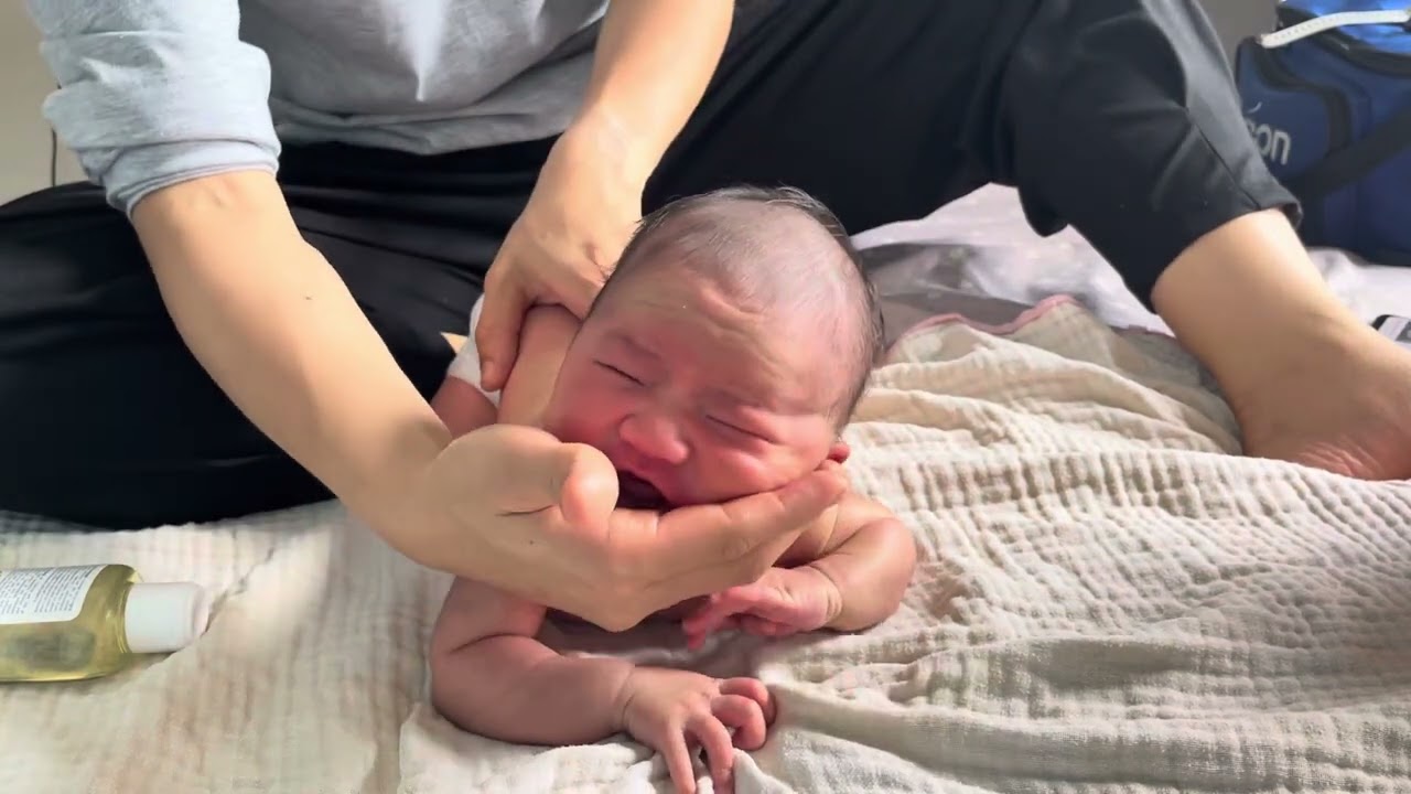 Moon yêu 6 ngày tuổi đi tắm matxxa