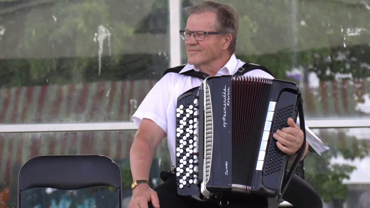 Iisalmen Harmonikkakerho Iisalmen Torilla