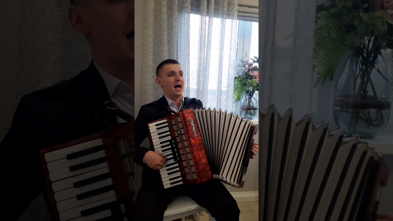 Листя осіннії кружаться, падають