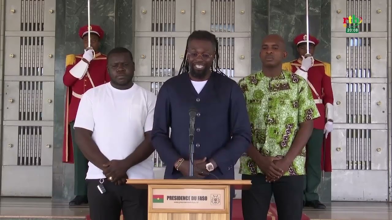Le Capitaine Ibrahim TRAORÉ a accordé une audience à l’ancien international Emmanuel Adebayor