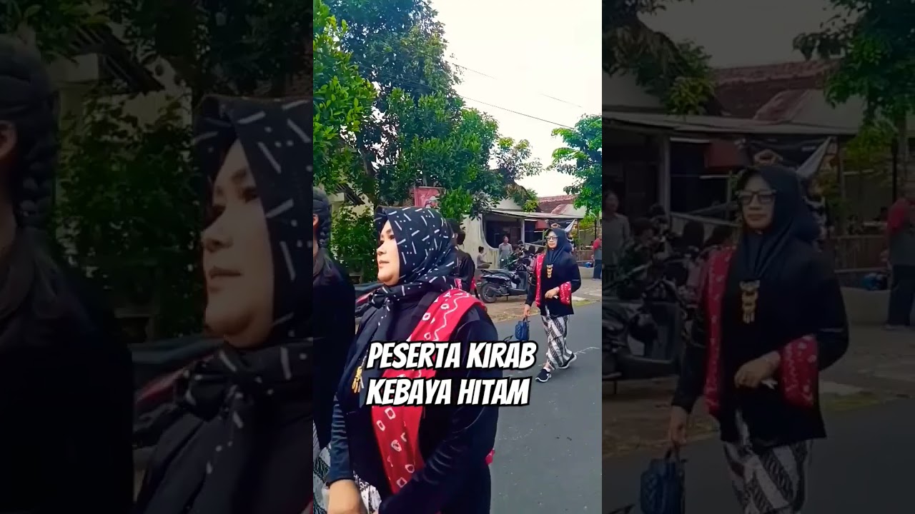 Peserta kirab dengan kebaya hitam 