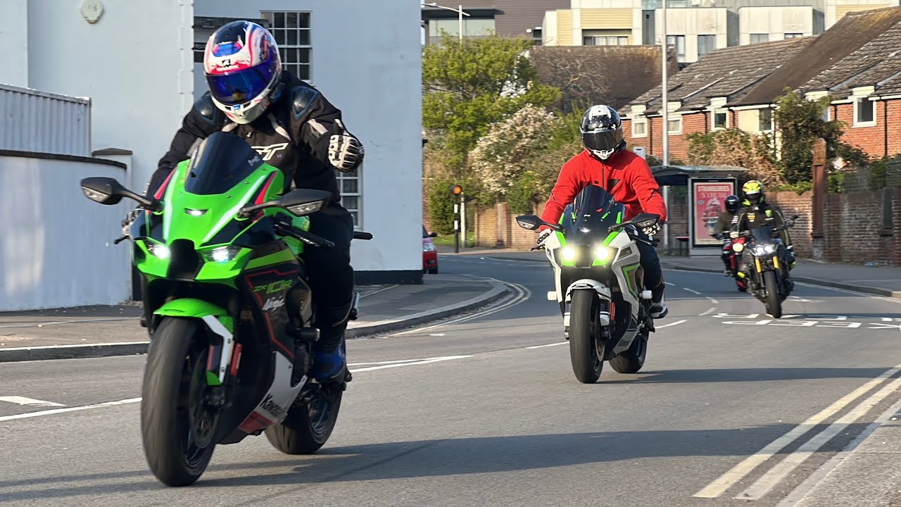 Motorcycle heaven! 300+ bikes arriving to Poole quay bike night 08.04.25