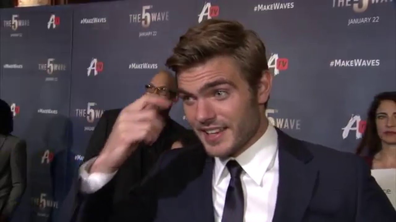 The 5th Wave Fan Screening Interview - Alex Roe