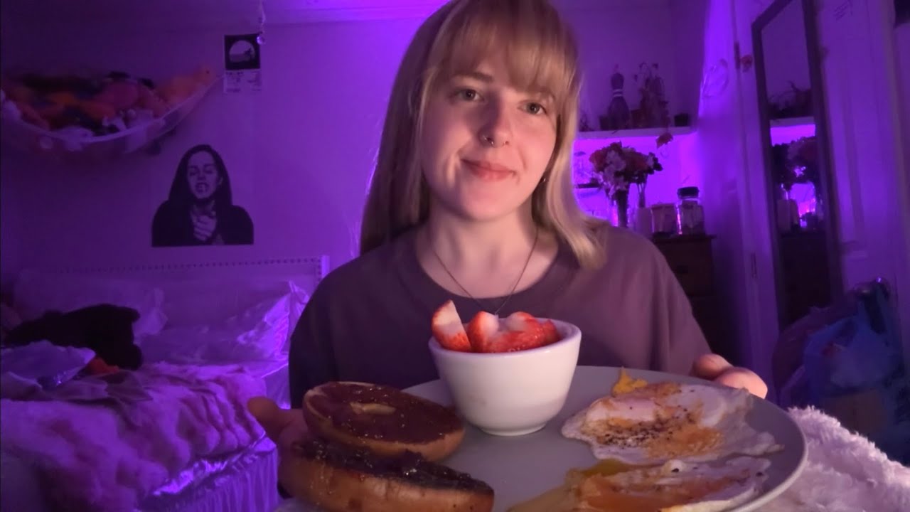 Midnight Breakfast Mukbang | Bagel, Eggs & Strawberries (No Talking)🥯🍓🍳