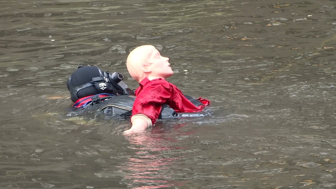 Duikteam Brandweer Amsterdam oefent drenkeling uit de gracht halen