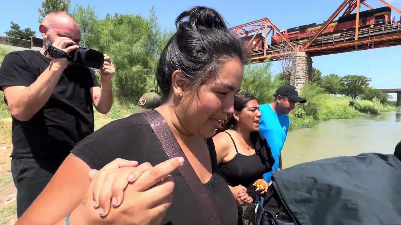 SE RESBALAN AL ENTRAR AL RÍO