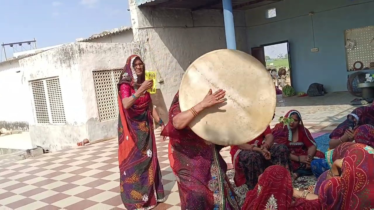 अर अ गांव आली लुगायां ही जोर की निकली जको गांव में चंग को धमीडो सुणबान मिलों अ छोरा तो बठगा 