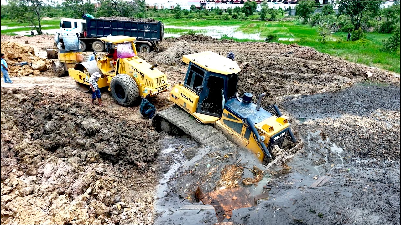 Wonderful KOMATSU DOZER D31P Operating Recovery Of DOZER SHANTUI DH17C2 Sliding Stuck Overturned