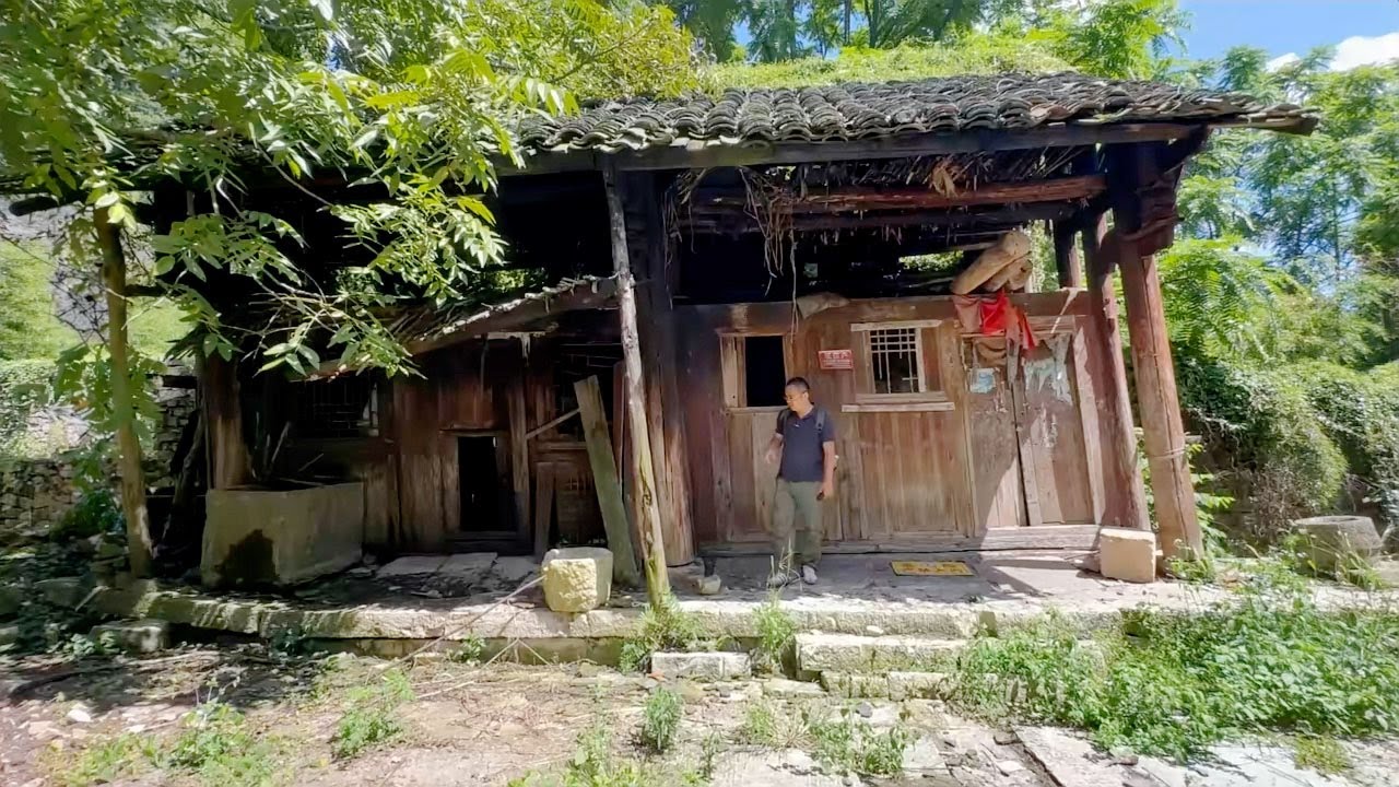 Chased out of home by wife, poor husband transformed abandoned house in countryside to private villa