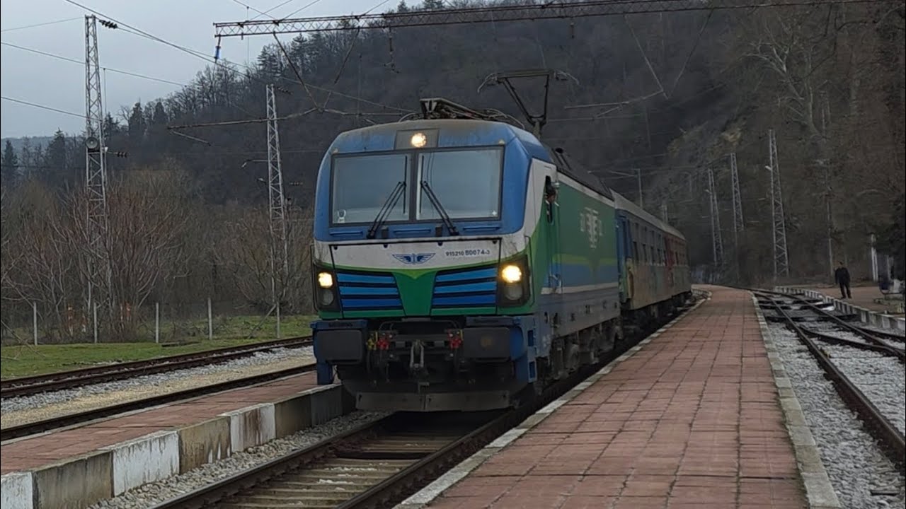 Пътнически Влак 40123 в Гара Велико Търново С Поздрави. Passenger Train at Veliko Tarnovo Station 4K