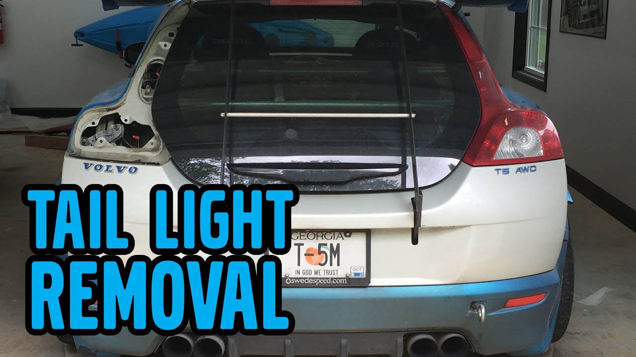 Volvo C30, снятие заднего фонаря