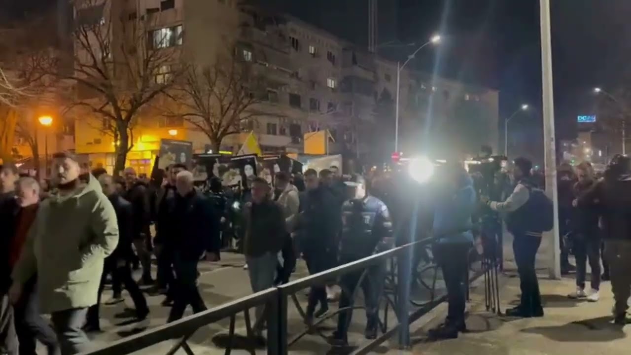 Top Channel/ Protestuesit kalojnë në selisë “Rozë”, nuk hedhin Molotov, opozita drejt…
