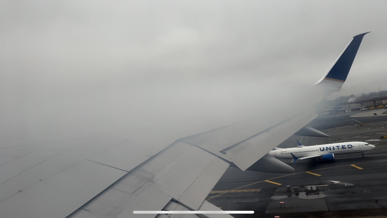 Boeing 757-200 takeoff with low ceiling and lots of wing condensation from Newark, New Jersey EWR22R