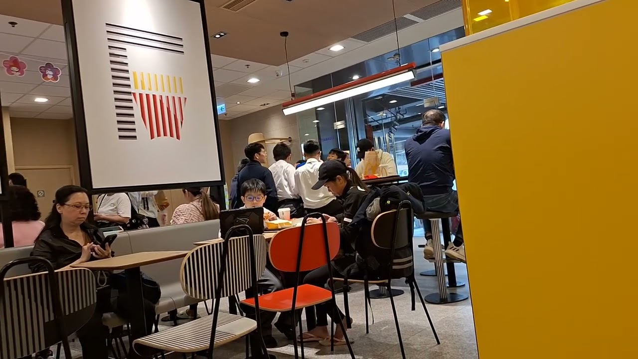 Suasana di mc donald hongkong