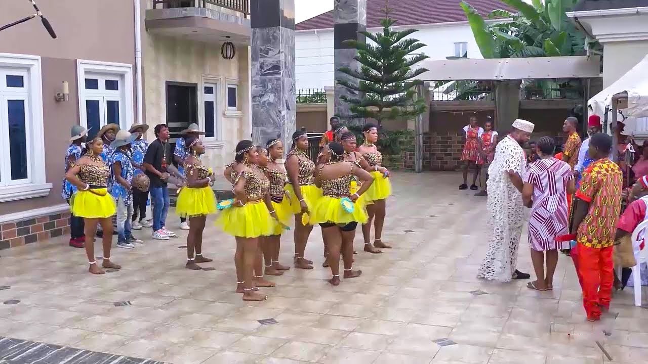 COMMENT UN PRINCE RICHE EST RETOURNÉ AU VILLAGE ET A ÉPOUSÉ UNE HUMBLE VIERGE PAUVRE - FILM NIGÉRIAN