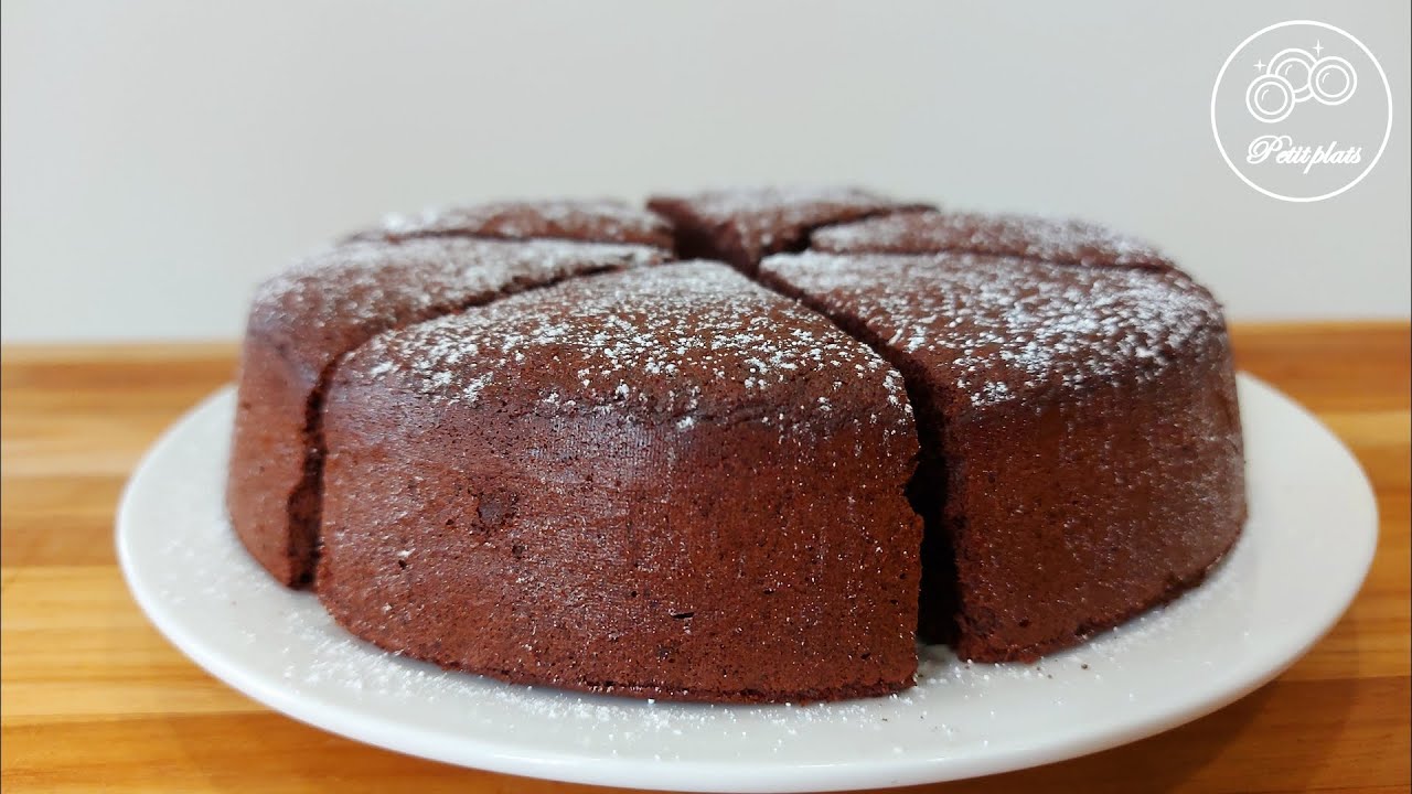 Making Le Gâteaux au Chocolat (Chocolate Cake) full of dark chocolate flavor || Petit Plats
