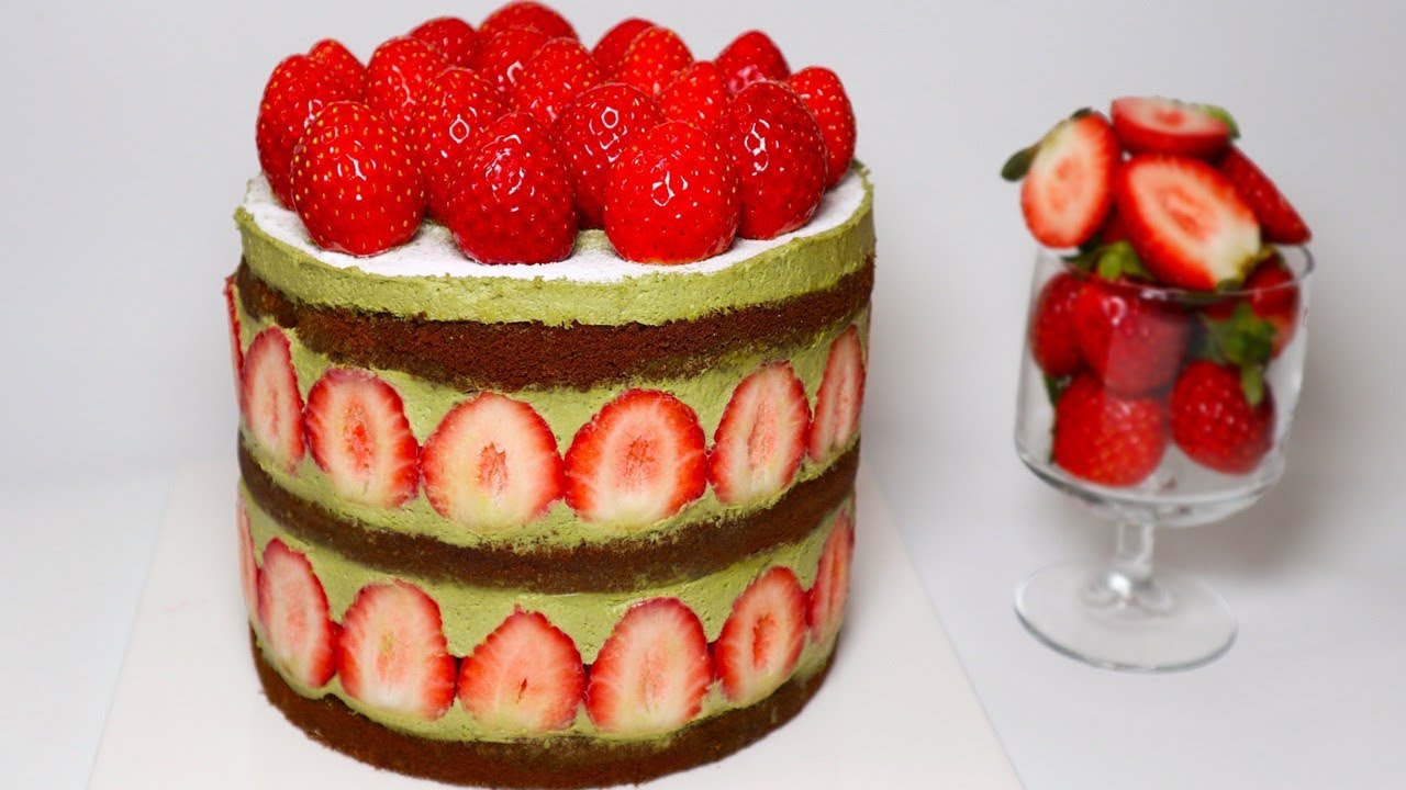 Рецепт клубничного торта с матчей и шоколадным бисквитом 🍓🌿