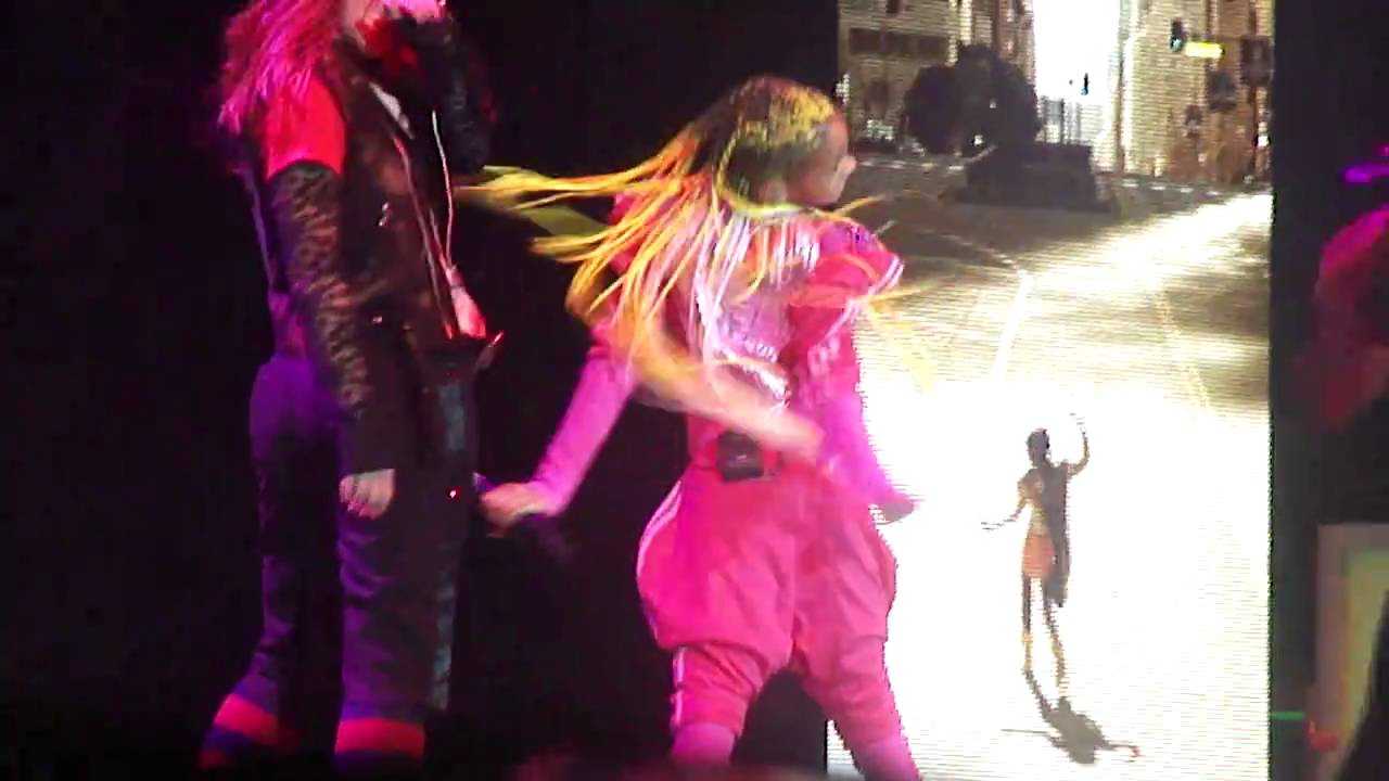 [HD] Willow - 21st Century Girl LIVE @ O2, London - March 16 2011