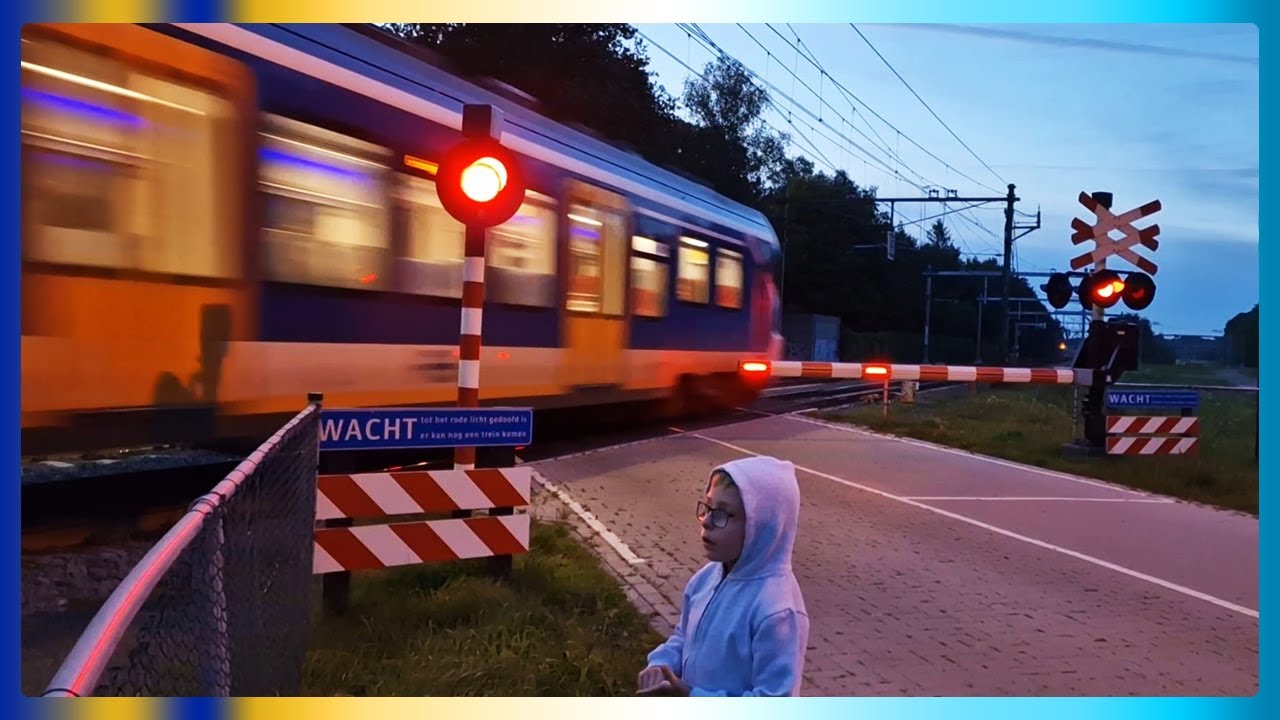 Treinen en Spoorwegovergangen compilatie 2 // Trains and railroad crossings compilation 2
