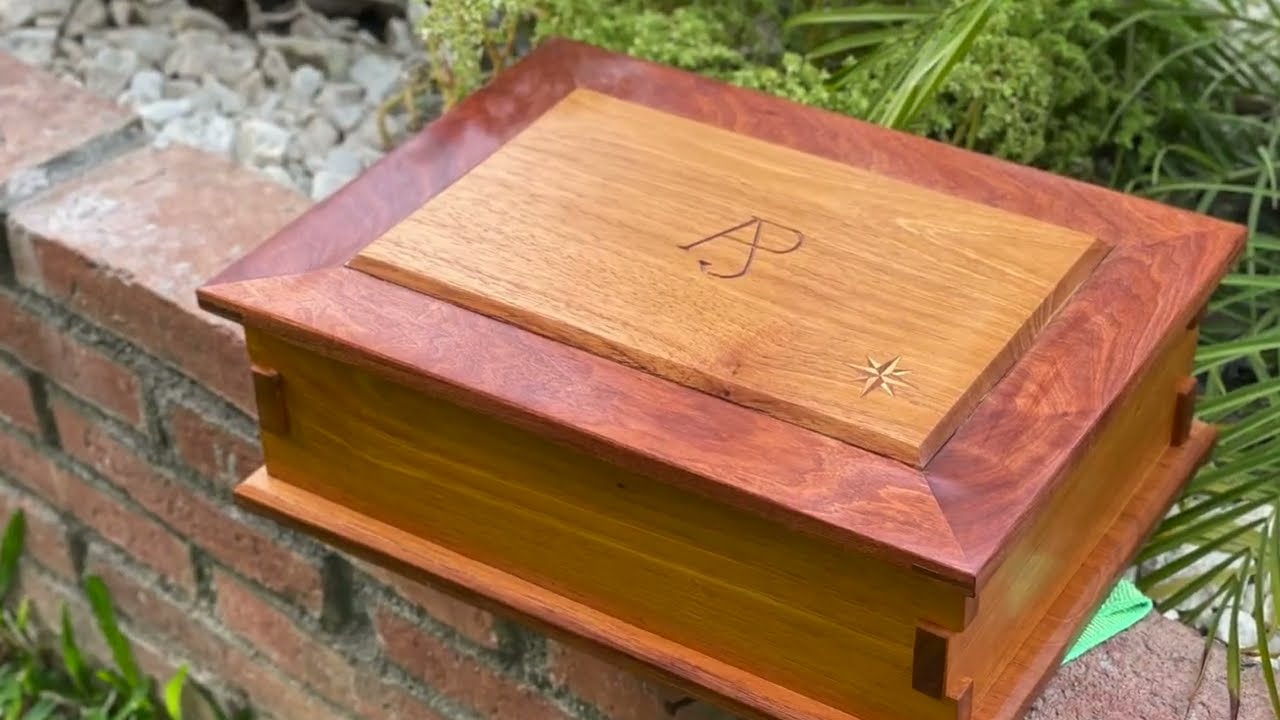 Joyero o Alhajero de madera de cedro con marquetería